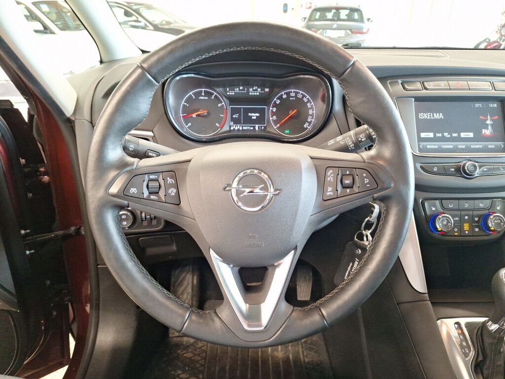 Opel Zafira 2017 Punainen