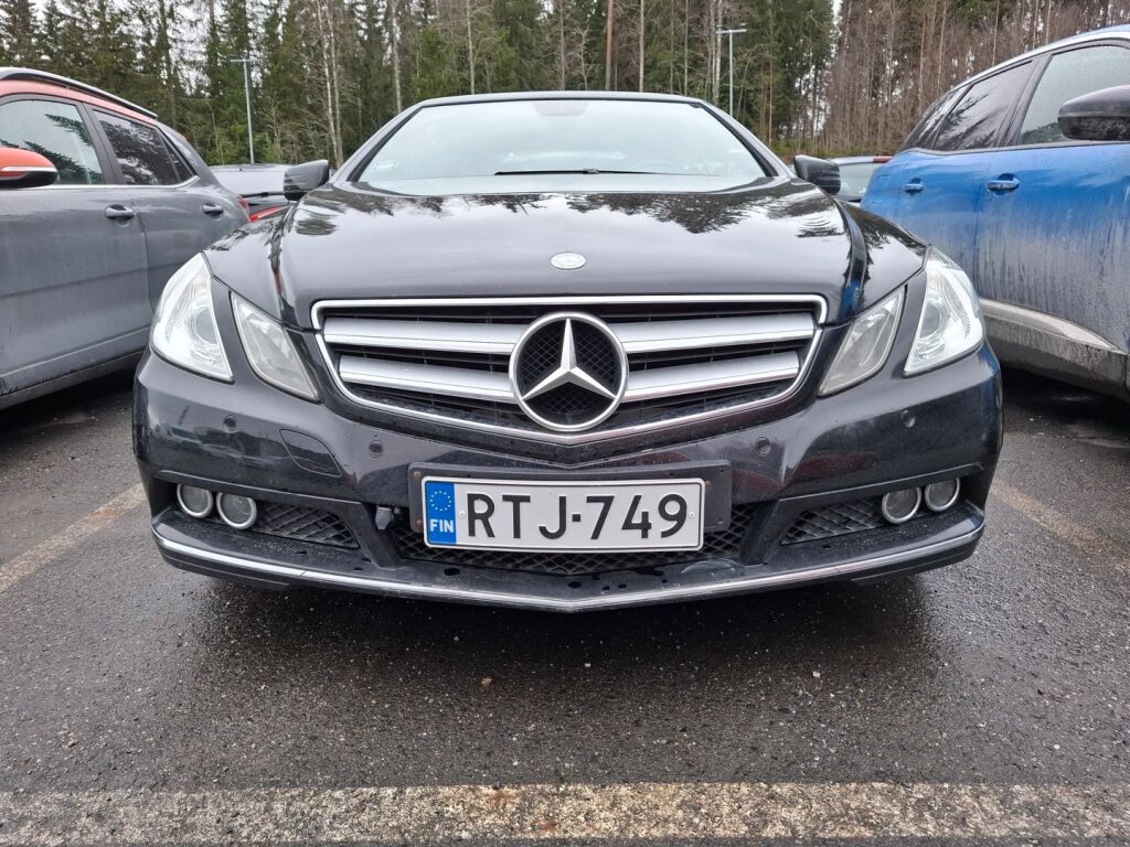 Mercedes-Benz E 2011 Musta