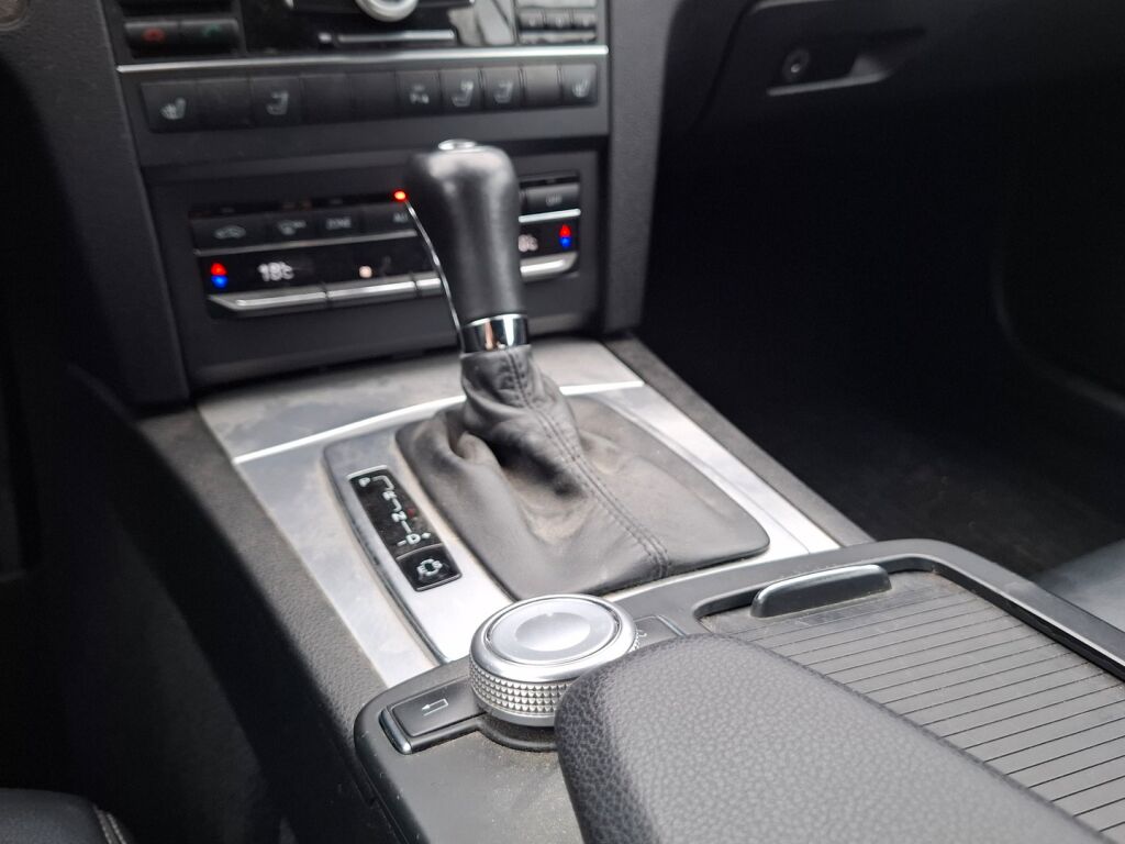 Mercedes-Benz E 2011 Musta