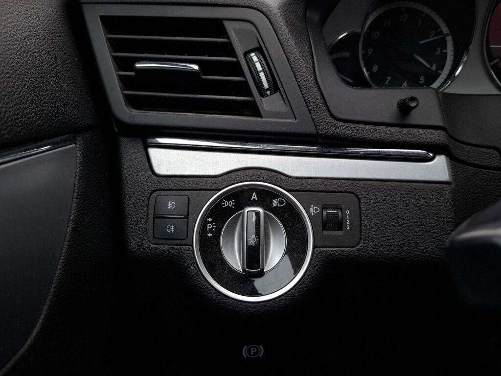 Mercedes-Benz E 2011 Musta