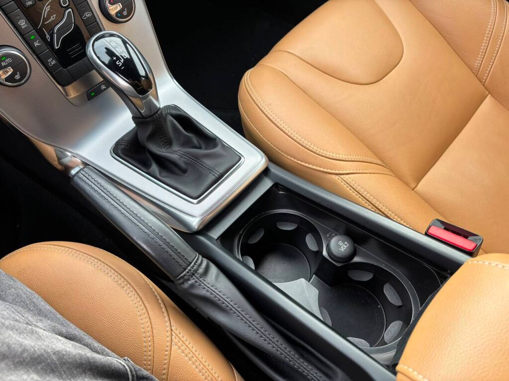 Volvo V40 2017 Musta
