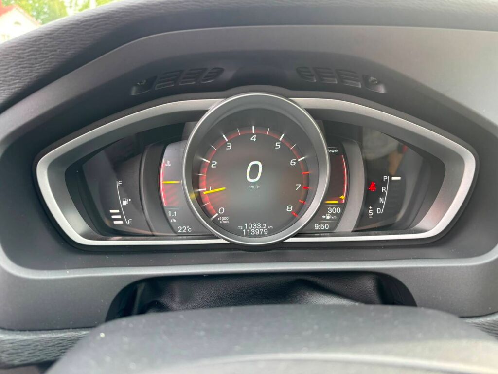Volvo V40 2017 Musta