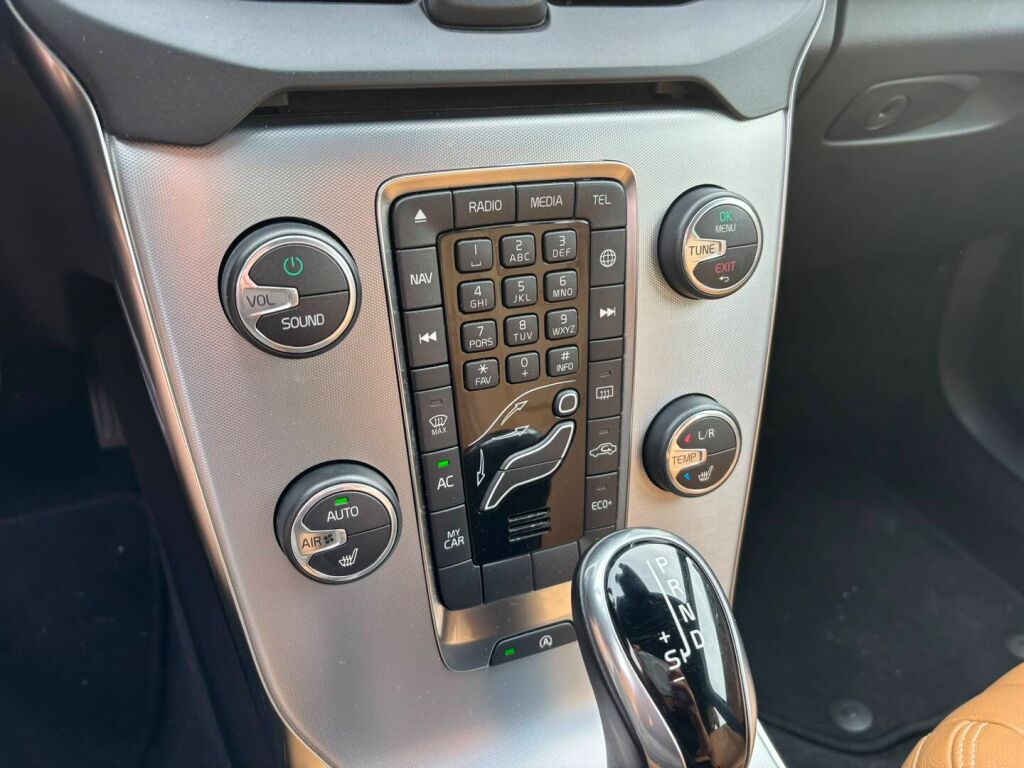 Volvo V40 2017 Musta