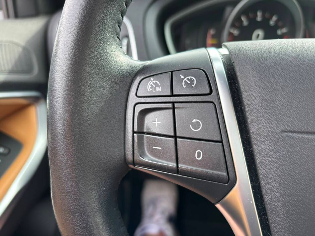 Volvo V40 2017 Musta