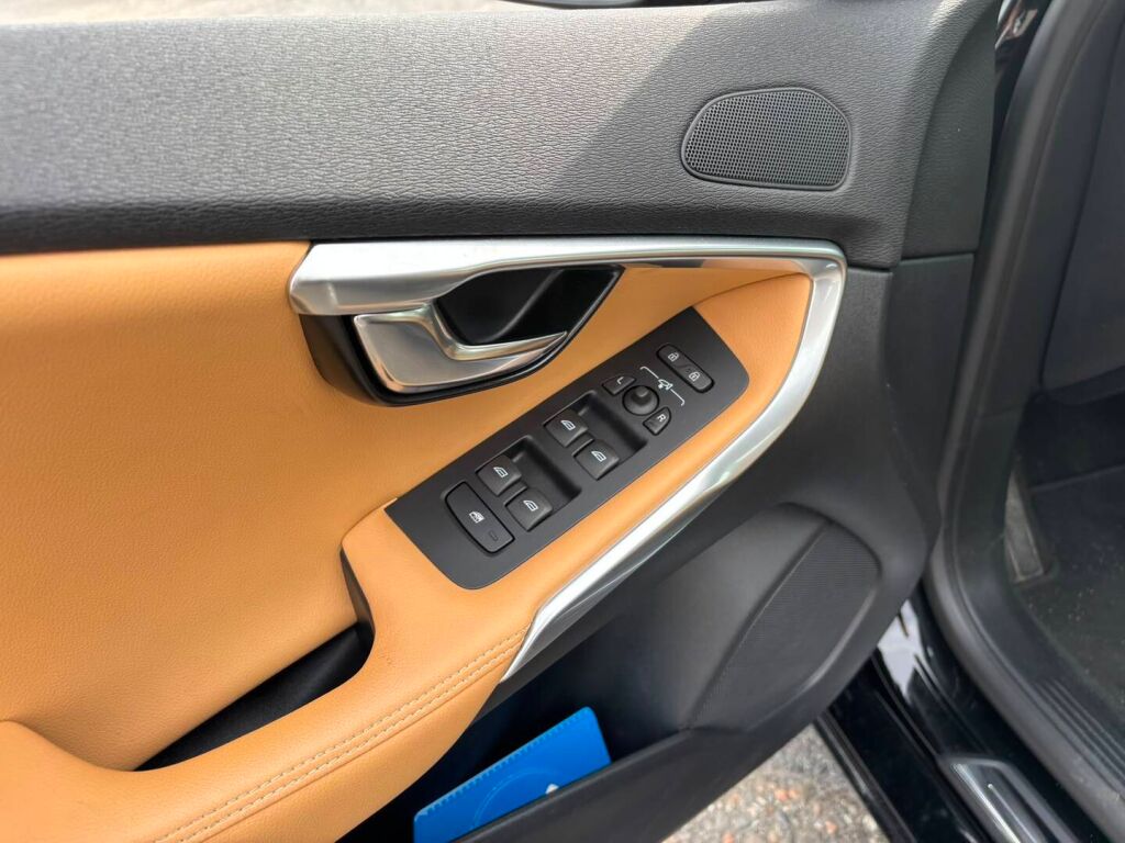 Volvo V40 2017 Musta