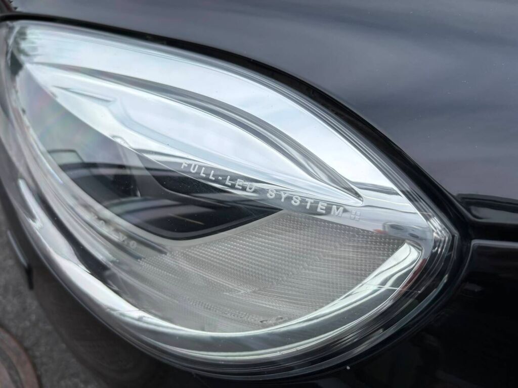 Volvo V40 2017 Musta