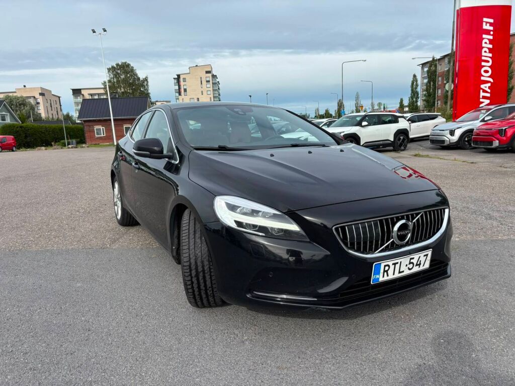 Volvo V40 2017 Musta