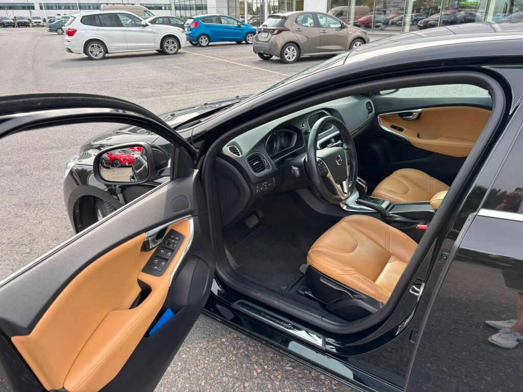 Volvo V40 2017 Musta