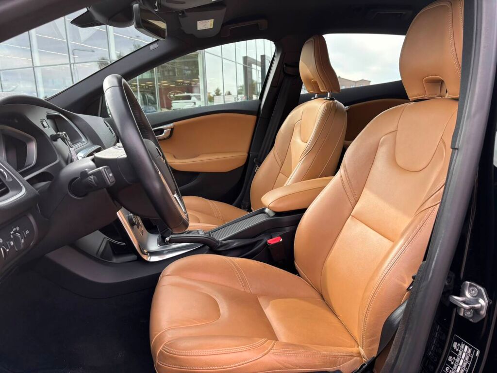 Volvo V40 2017 Musta