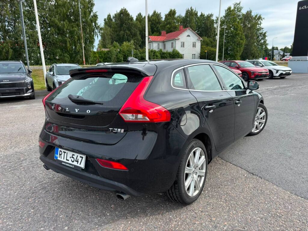 Volvo V40 2017 Musta