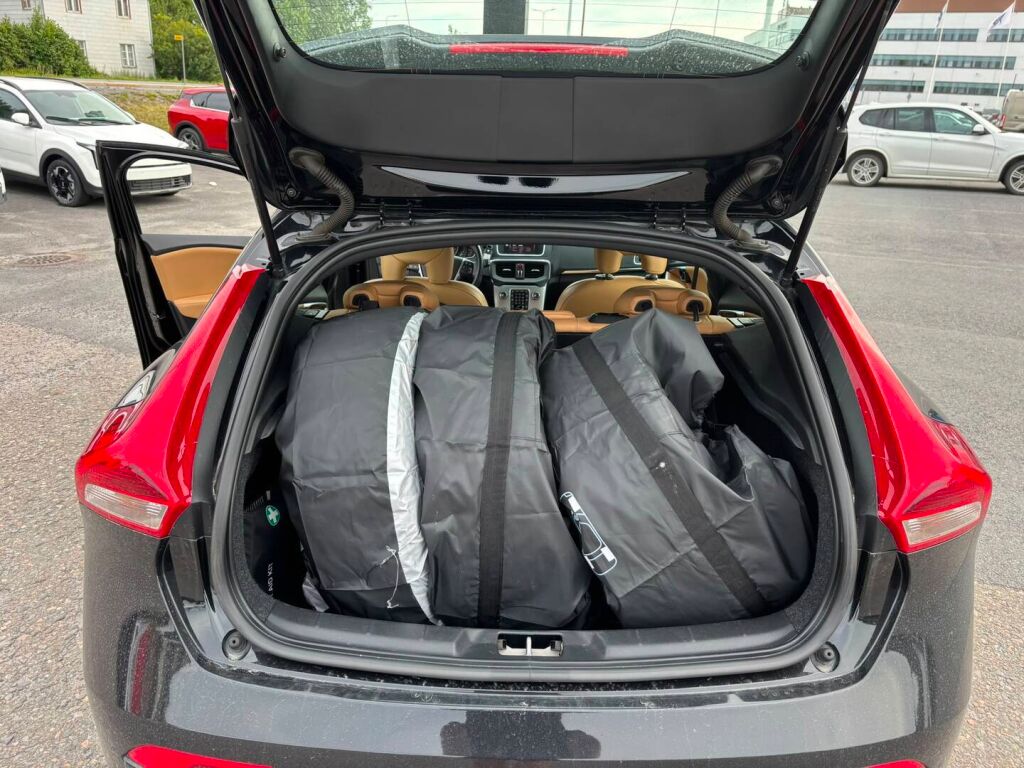 Volvo V40 2017 Musta