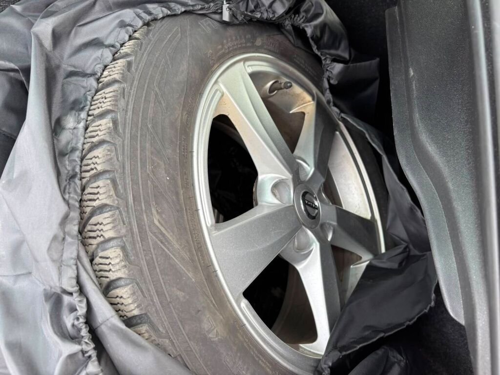 Volvo V40 2017 Musta