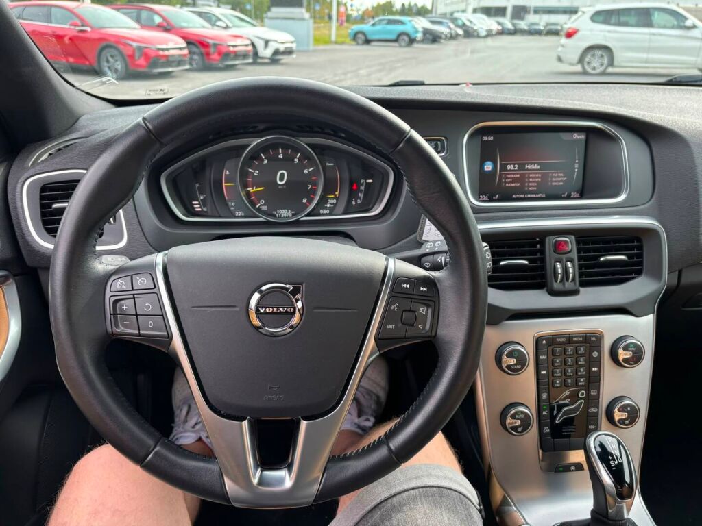 Volvo V40 2017 Musta