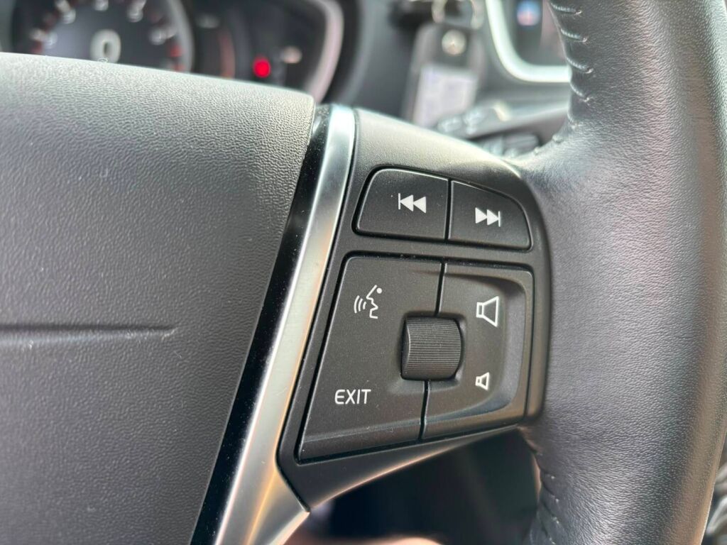 Volvo V40 2017 Musta