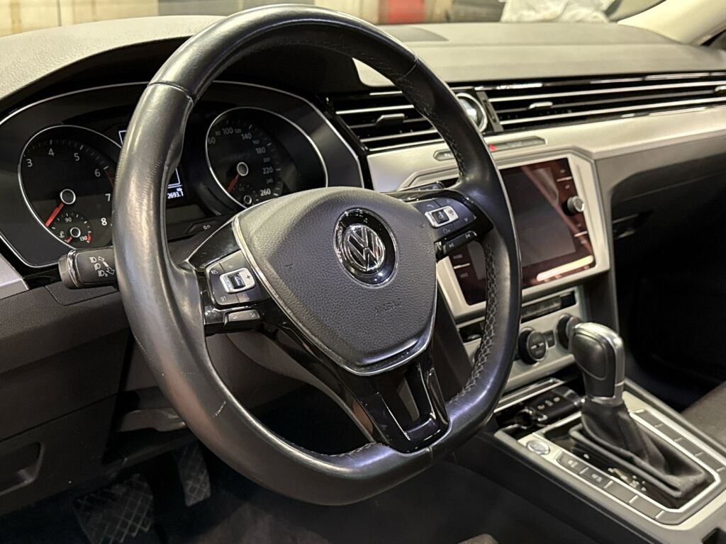 Volkswagen Passat 2018 Punainen