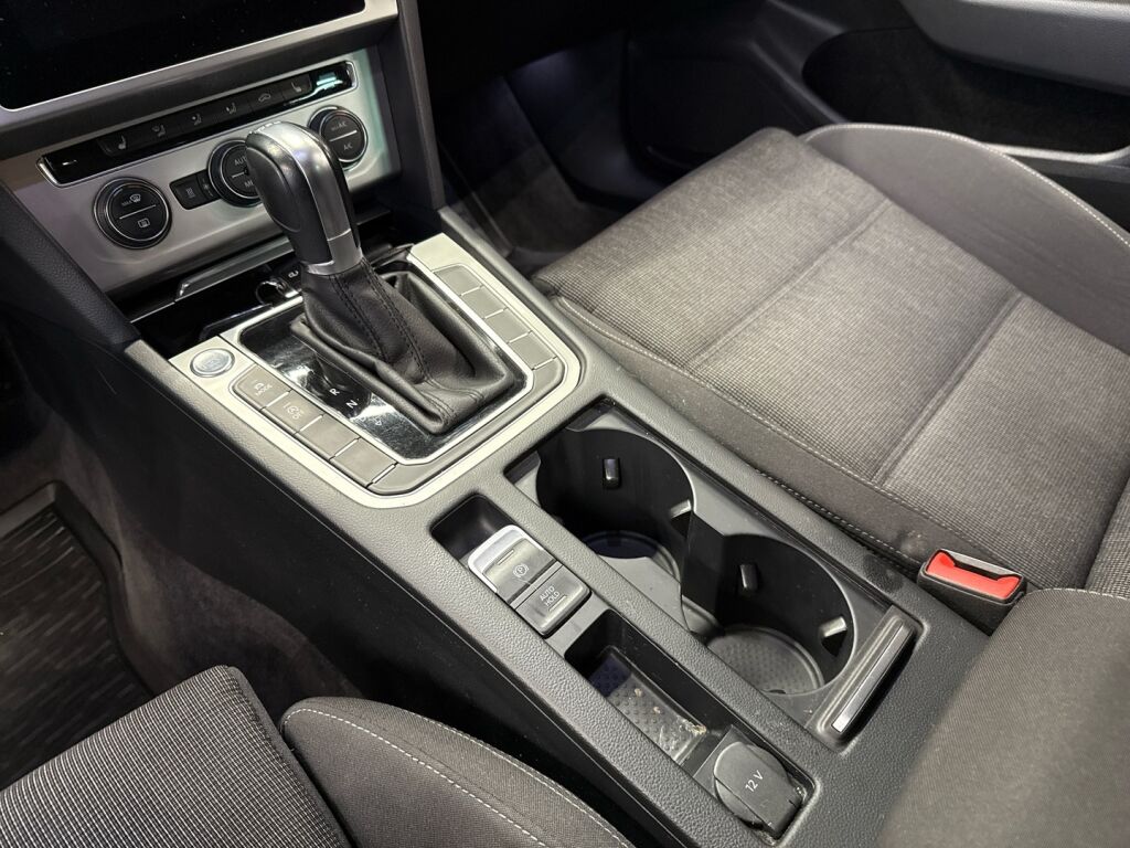 Volkswagen Passat 2018 Punainen