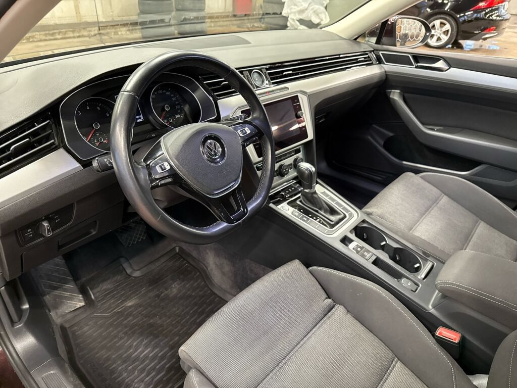 Volkswagen Passat 2018 Punainen