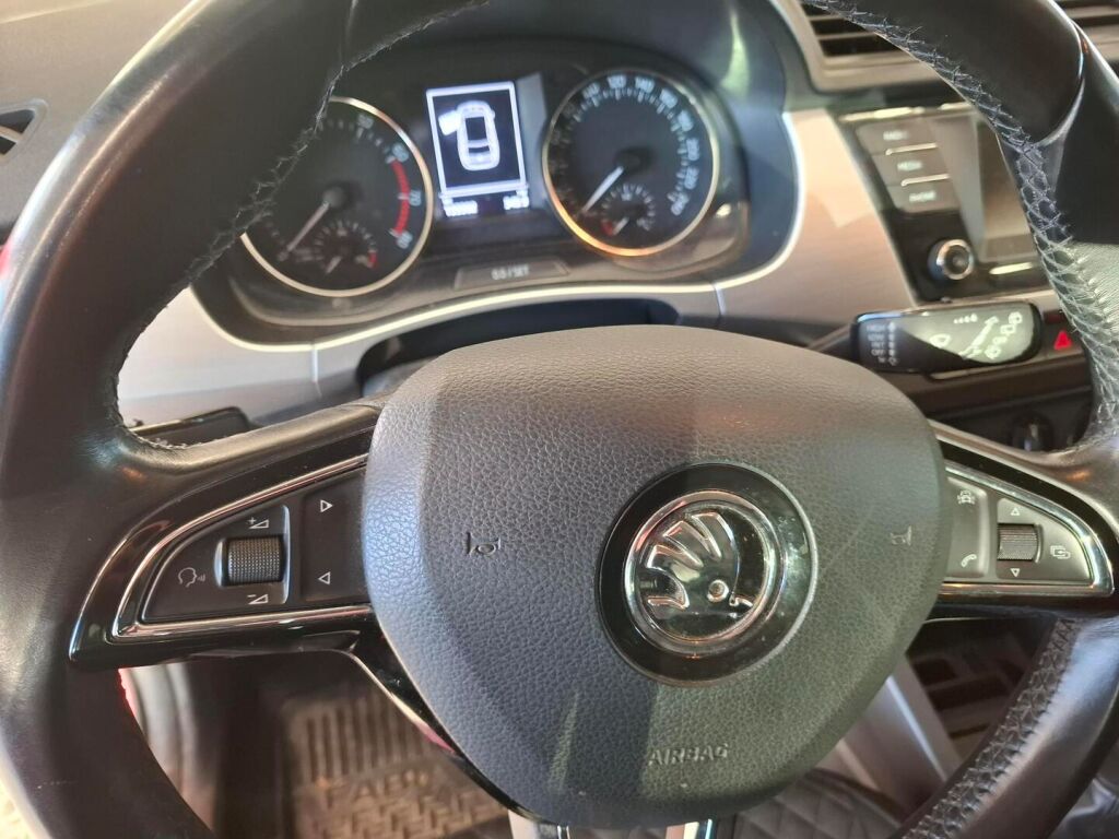 Skoda Fabia 2017 Punainen