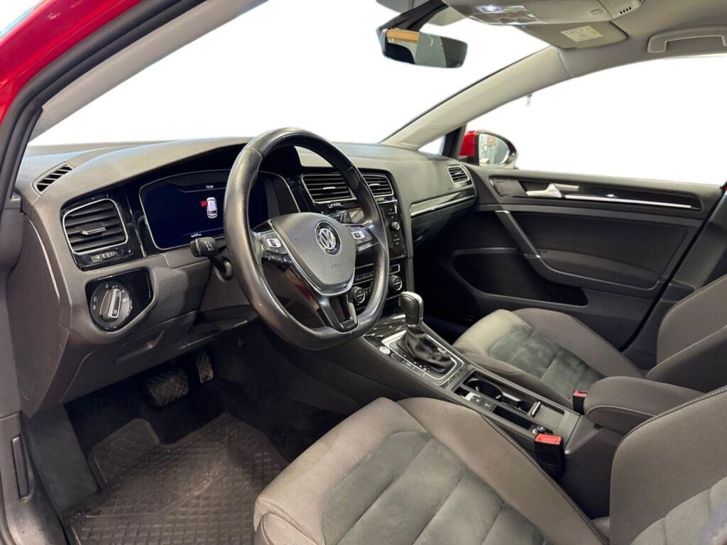 Volkswagen Golf 2018 Punainen