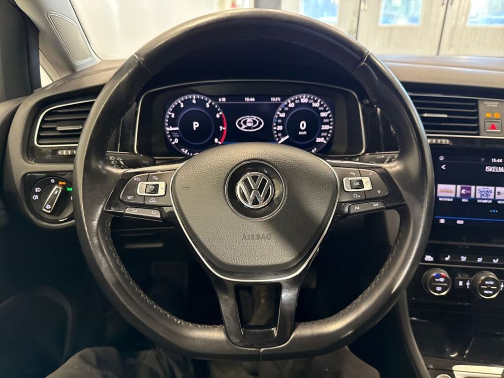 Volkswagen Golf 2018 Punainen