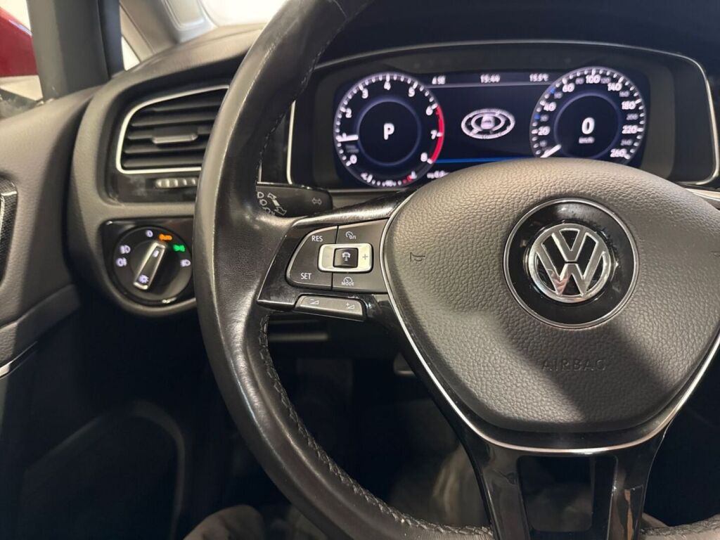 Volkswagen Golf 2018 Punainen