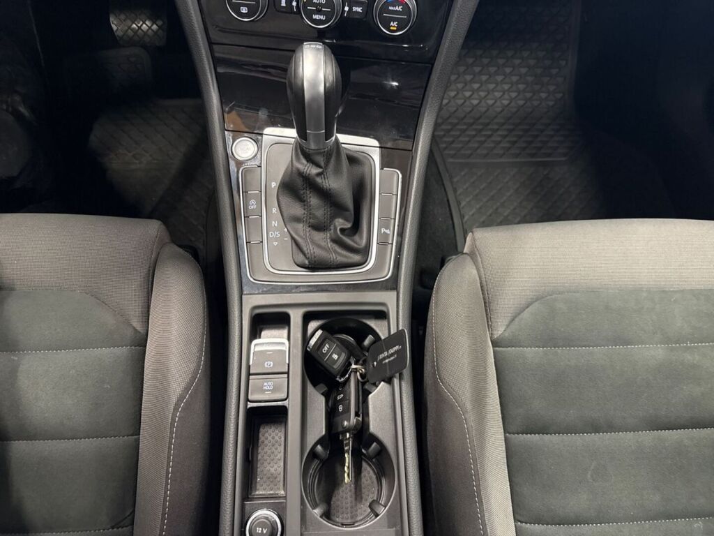 Volkswagen Golf 2018 Punainen
