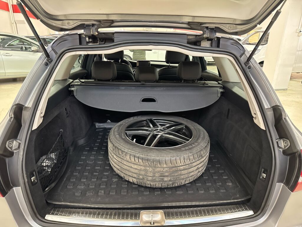 Mercedes-Benz C 2016 Musta