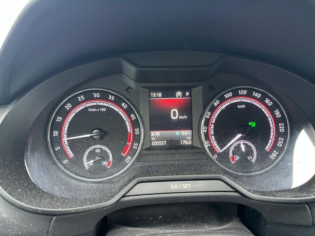 Skoda Octavia 2018 Punainen