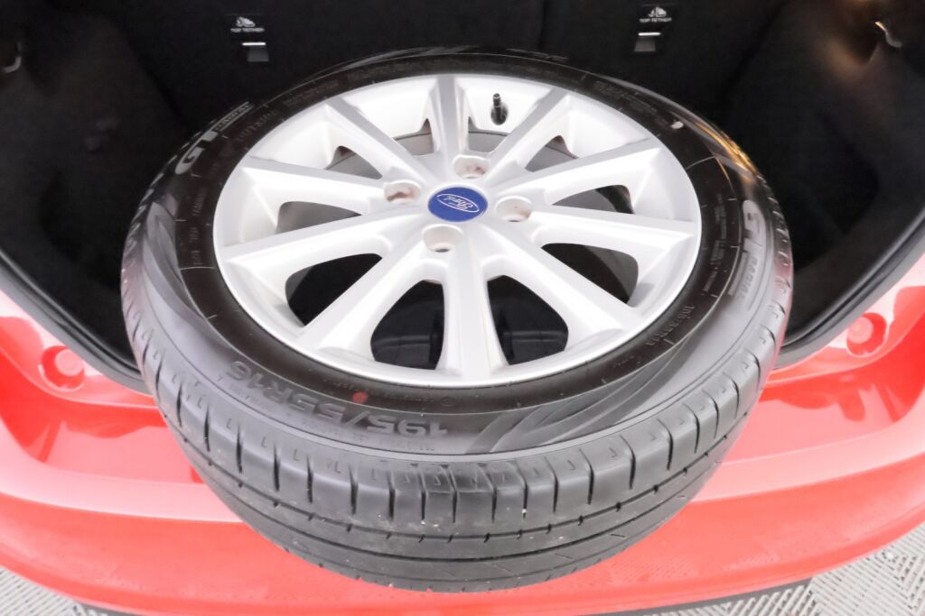 Ford Fiesta 2018 Punainen