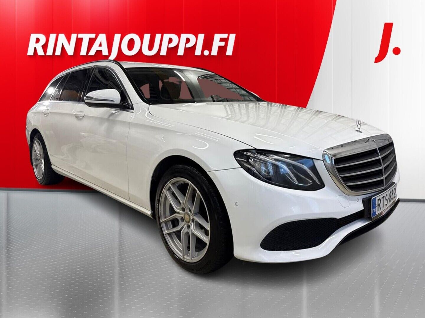 Valkoinen Mercedes-Benz E
