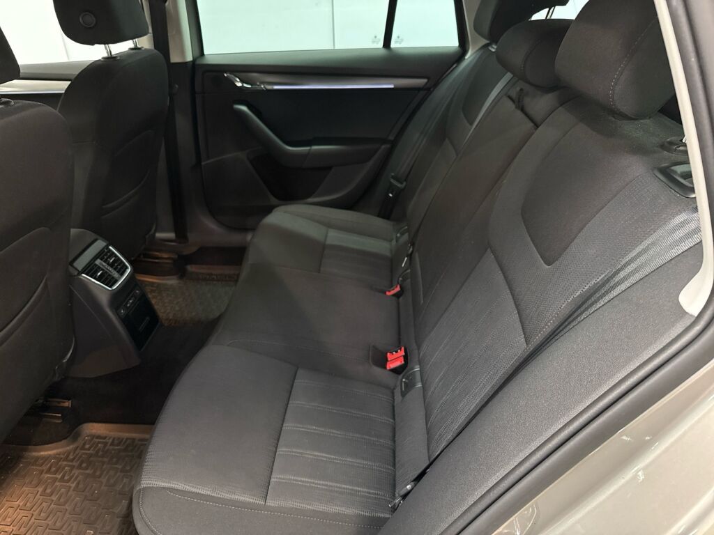 Skoda Octavia 2018 Ruskea (beige)