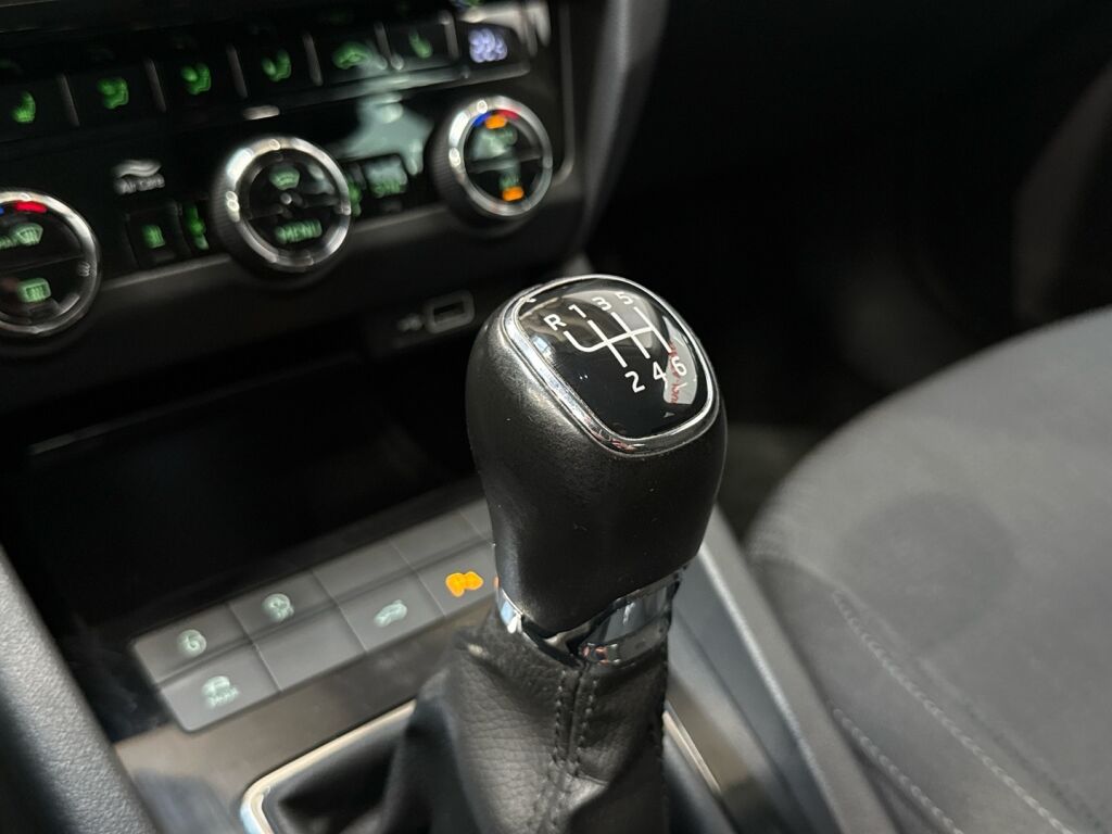 Skoda Octavia 2018 Ruskea (beige)