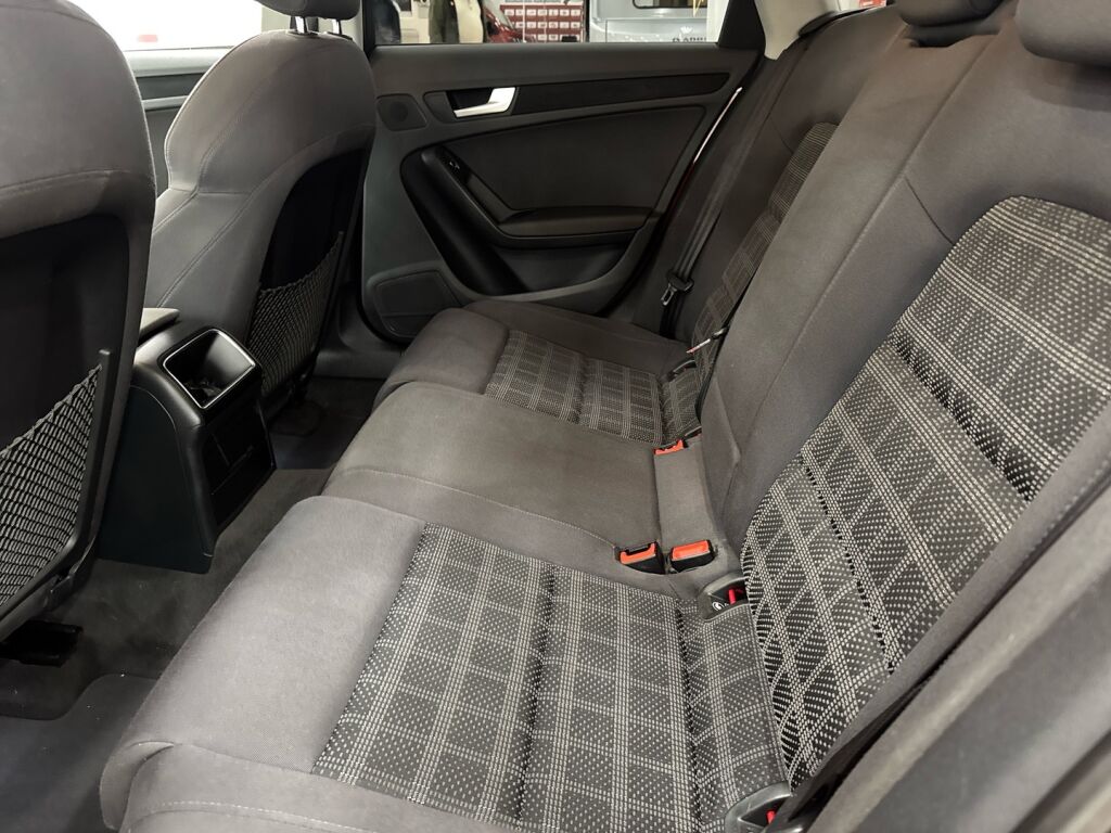 Audi A4 2013 Punainen