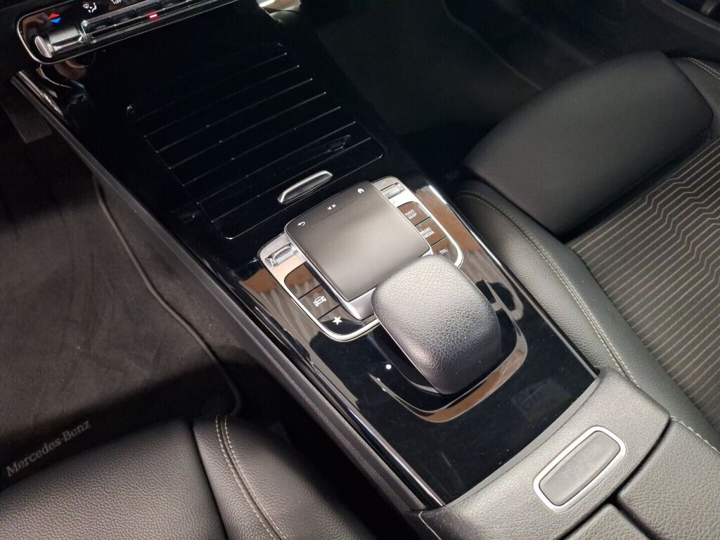 Mercedes-Benz A 2019 Valkoinen