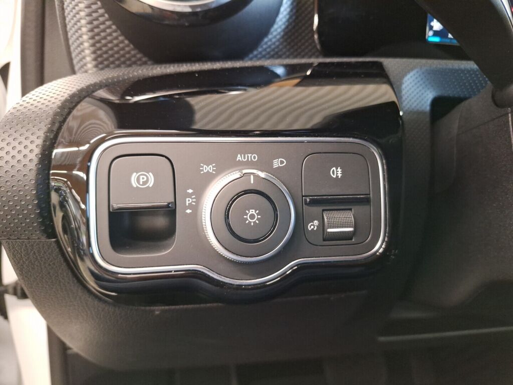 Mercedes-Benz A 2019 Valkoinen