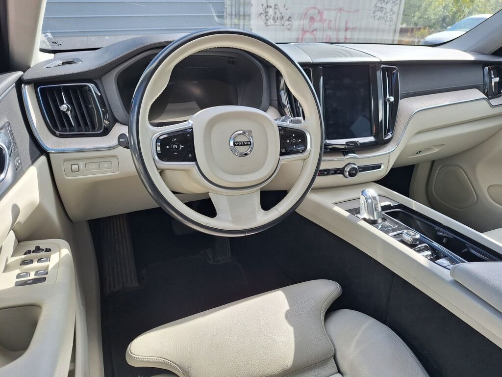 Volvo XC60 2019 Punainen