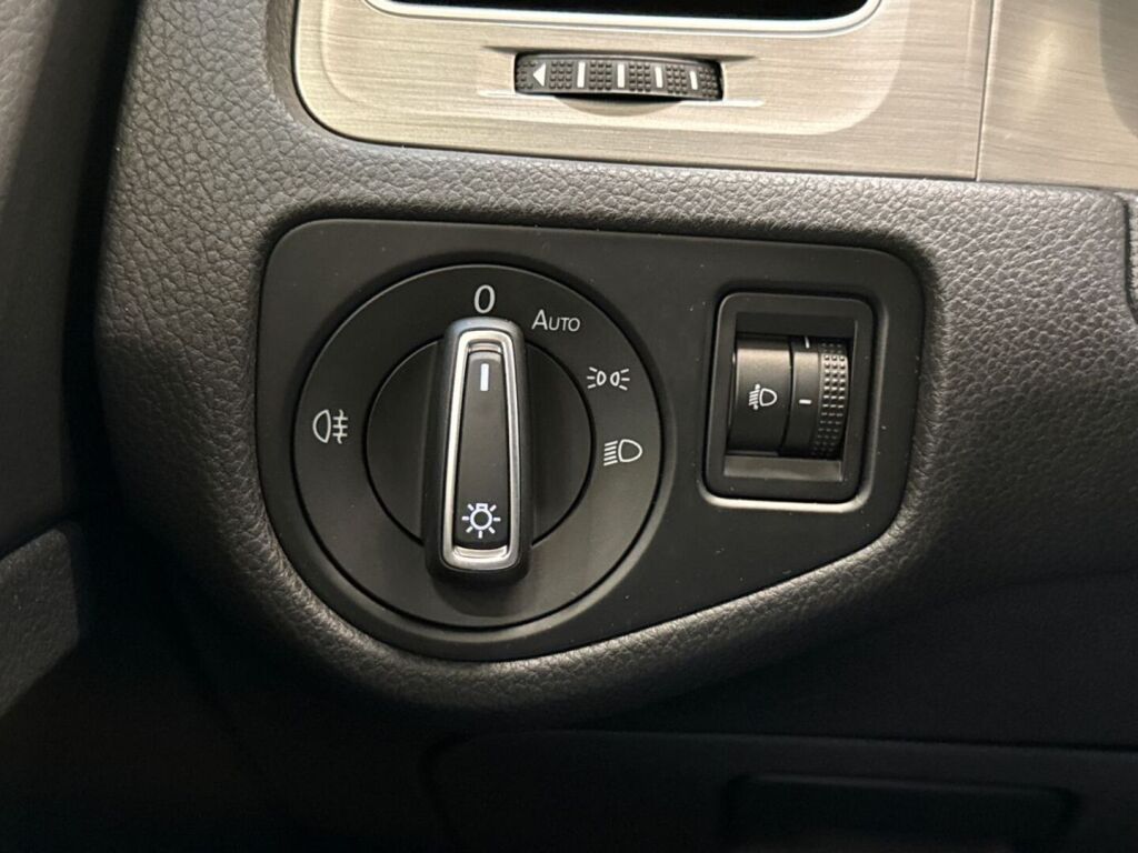 Volkswagen Golf 2015 Musta