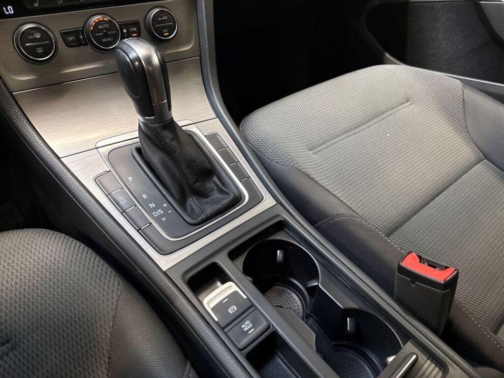 Volkswagen Golf 2015 Musta