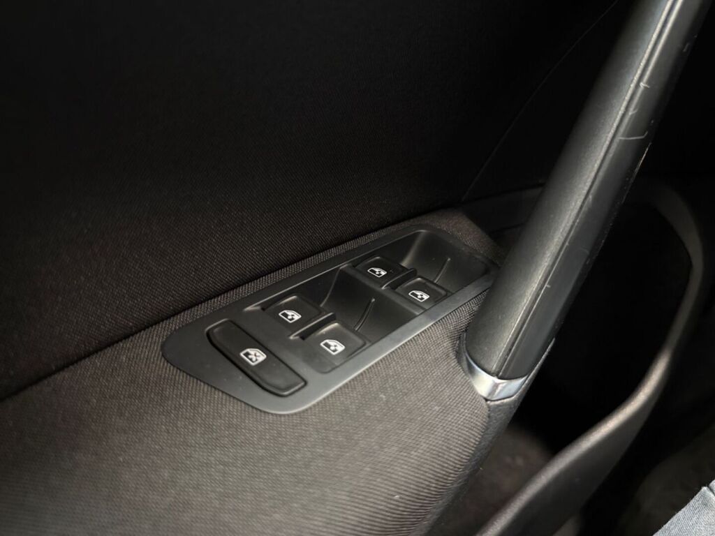 Volkswagen Golf 2015 Musta