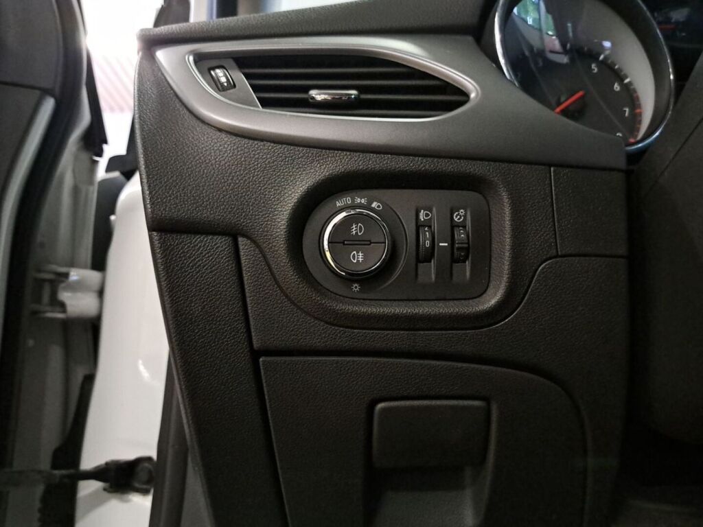 Opel Astra 2019 Valkoinen