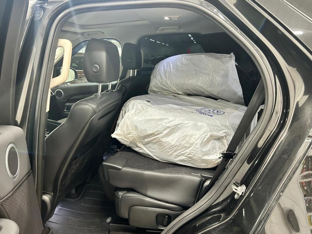 Land Rover Discovery 2018 Met. Musta