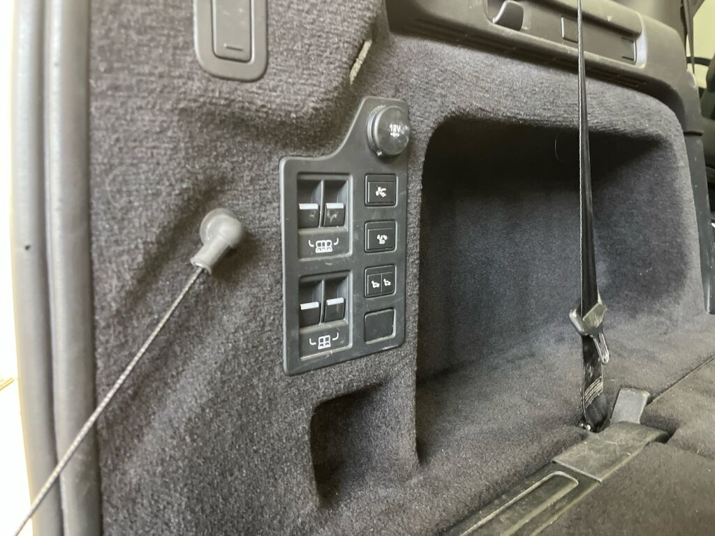 Land Rover Discovery 2018 Met. Musta