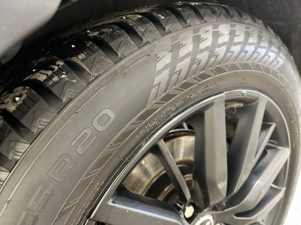 Land Rover Discovery 2018 Met. Musta