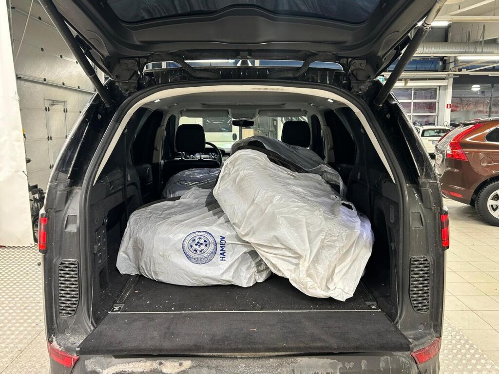 Land Rover Discovery 2018 Met. Musta