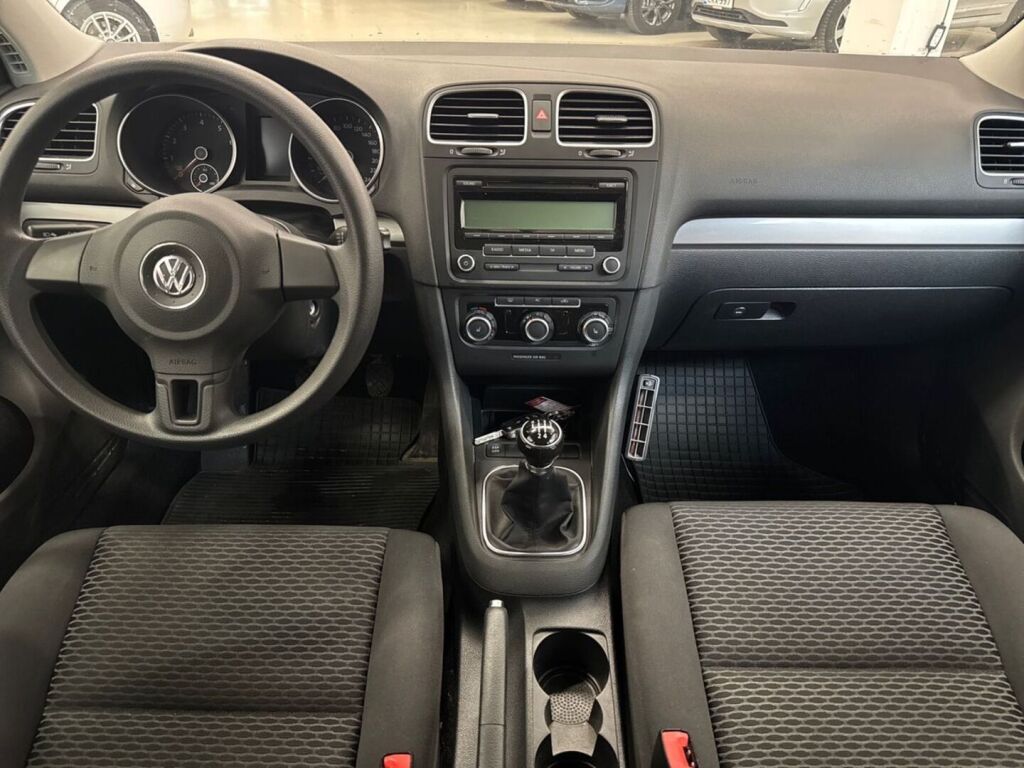 Volkswagen Golf 2010 Punainen