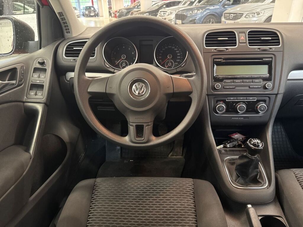 Volkswagen Golf 2010 Punainen