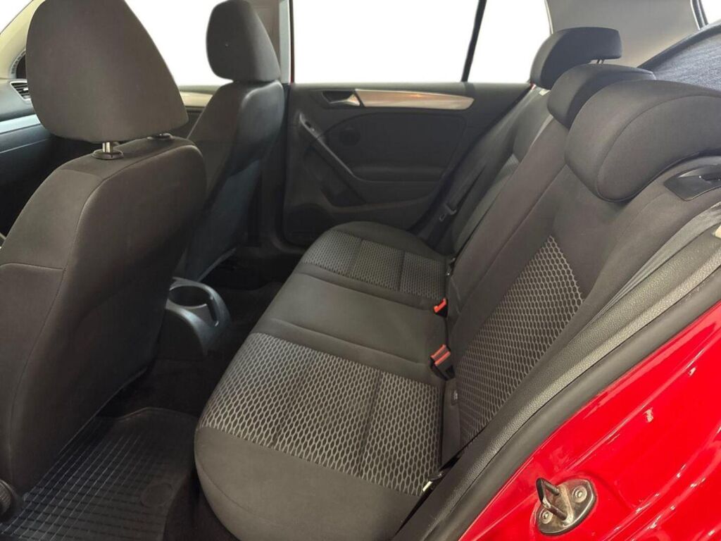 Volkswagen Golf 2010 Punainen