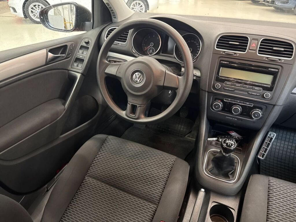 Volkswagen Golf 2010 Punainen