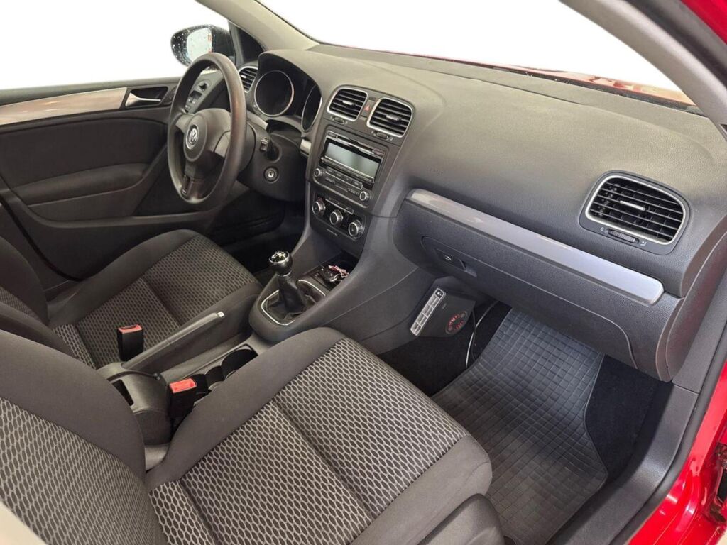 Volkswagen Golf 2010 Punainen