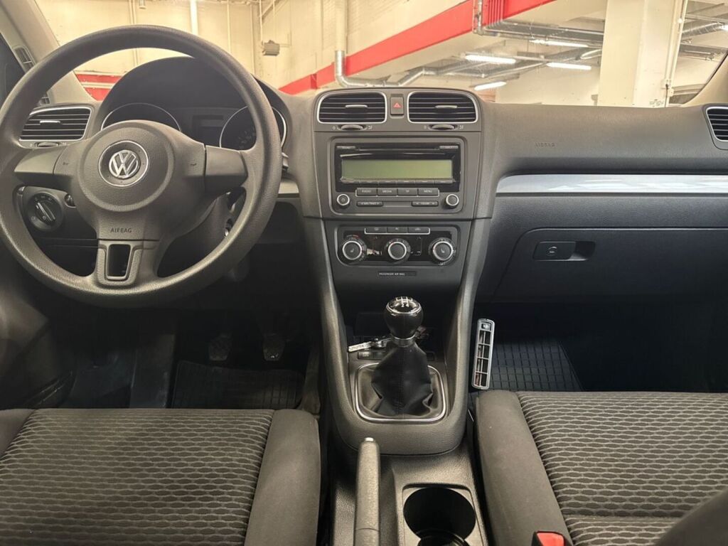 Volkswagen Golf 2010 Punainen